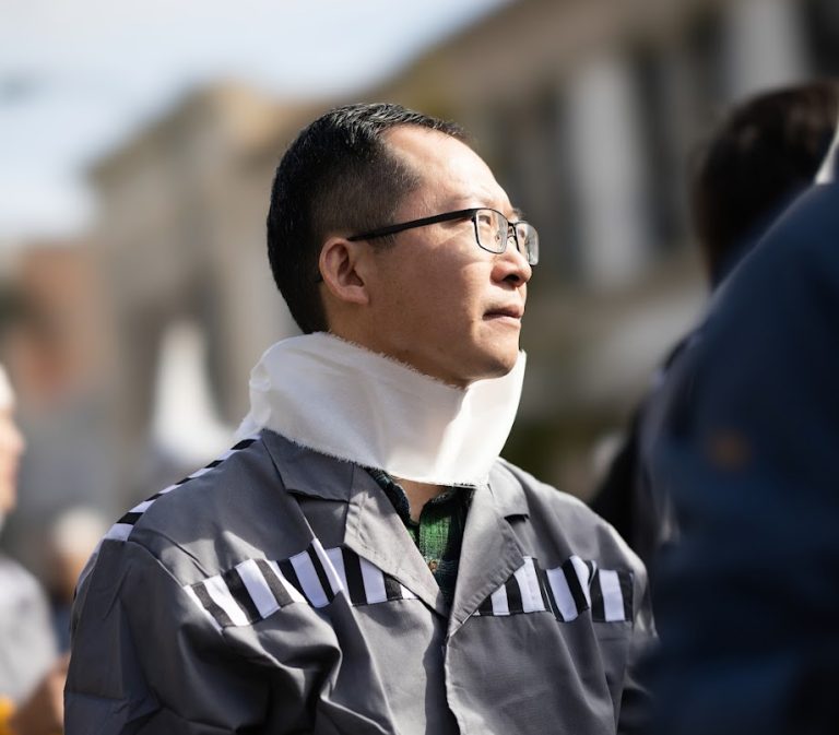 罗志飞：我在洛杉矶街头扮演囚犯纪念白纸运动