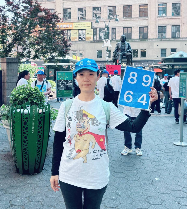 我是侯改英，我在衣服上制作习皇图案